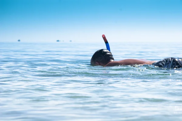 Junger Mann schwimmt mit Maske und Pfeife — Stockfoto