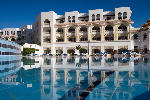 Zwembad in de buurt van het 5-sterren hotel — Stockfoto