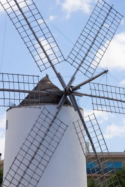 Velho moinho de vento na fazenda — Fotografia de Stock