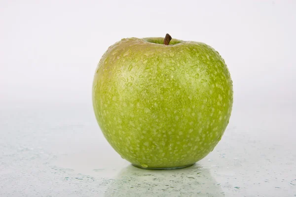 Verse, sappige groene appel op wit — Stockfoto