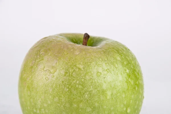 Pomme verte juteuse fraîche sur blanc — Photo
