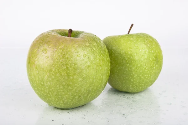 Frische saftige grüne Äpfel auf weiß — Stockfoto