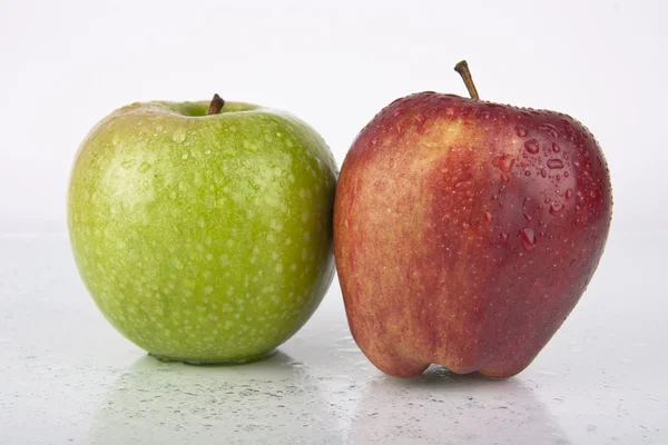 Färska saftiga äpplen på white - frukter serie — Stockfoto