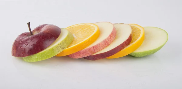 Färsk blandad frukt skivor på vit — Stockfoto