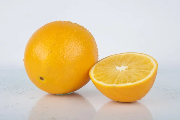 Färska saftig apelsin på white - frukter serie — Stockfoto