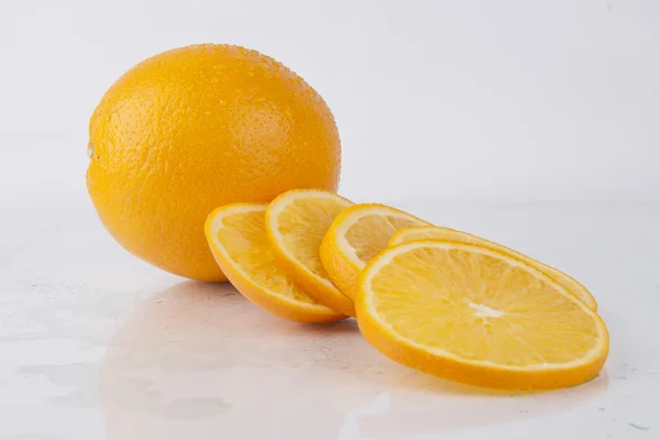 Naranja jugosa fresca sobre blanco - Serie de frutas —  Fotos de Stock