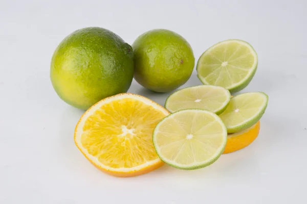 Frutas frescas mixtas Naranja y lima —  Fotos de Stock