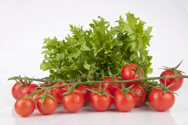 Tomates Cherry Frescos y Ensalada Verde —  Fotos de Stock