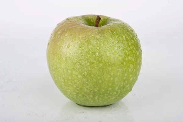 Frischer saftiger grüner Apfel auf weißem — Stockfoto