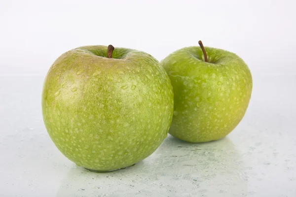 Pommes vertes juteuses fraîches sur blanc — Photo