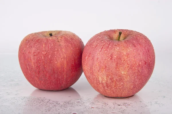 Beyaz - meyve serisi üzerine taze Sulu elmalar — Stok fotoğraf