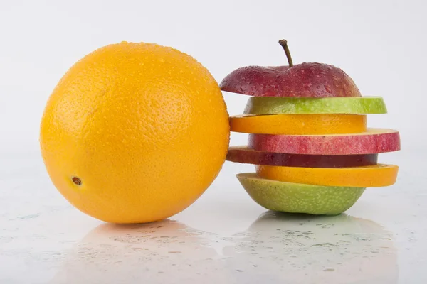 Свежий апельсин и смешанные нарезанные фрукты — стоковое фото