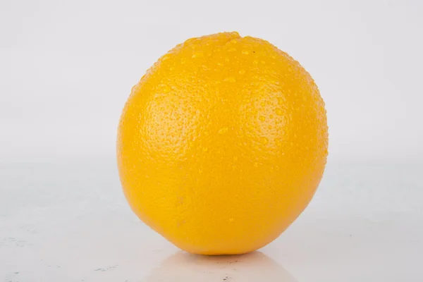 Färska saftig apelsin på white - frukter serie — Stockfoto