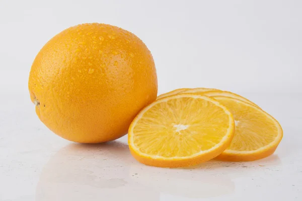 Naranja jugosa fresca sobre blanco - Serie de frutas —  Fotos de Stock