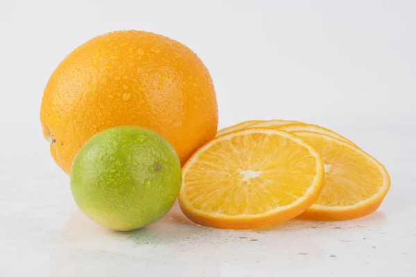 Blandade färska frukter orange och lime — Stockfoto