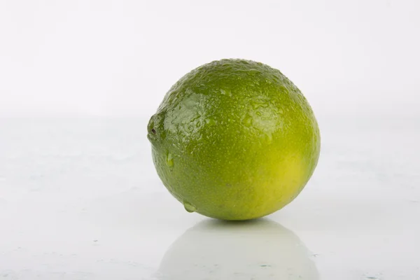 Limes juteuses fraîches sur blanc — Photo