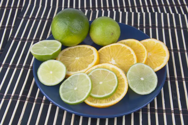 Frutas mixtas en el plato —  Fotos de Stock