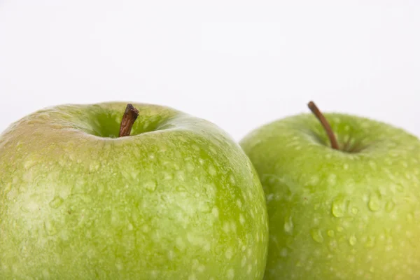 Färskt saftigt gröna äpplen på vit — Stockfoto