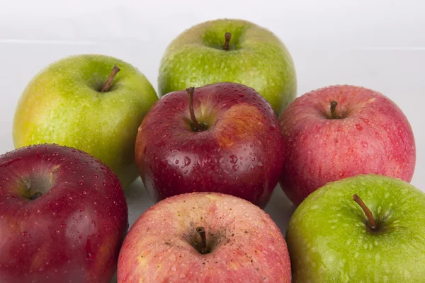 Смешанные свежие яблоки — стоковое фото