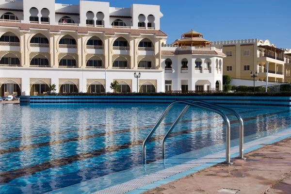 Zwembad in de buurt van het 5-sterren hotel — Stockfoto