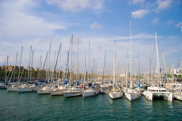 Yachts i Barcelonas hamn — Stockfoto