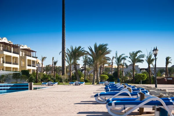 Beach lounges near the 5-star hotel — Stock Photo, Image