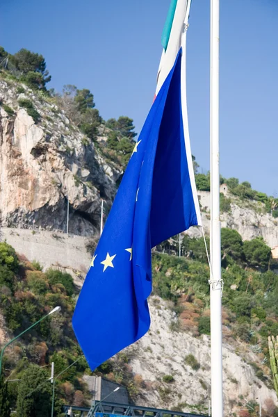 Flaggan av Europa på flagstaff — Stockfoto