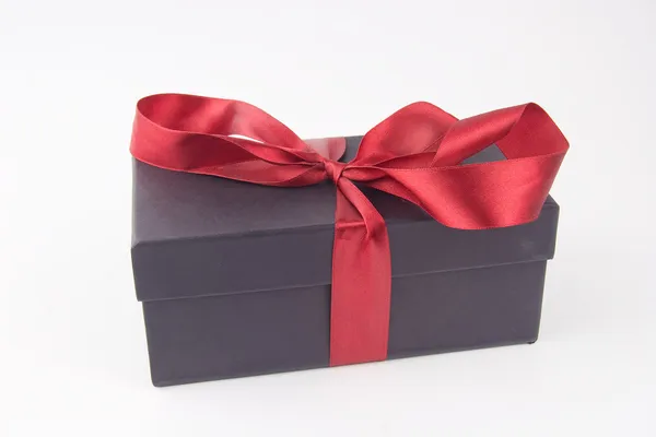 Confezione regalo con fiocco rosso e nastro — Foto Stock
