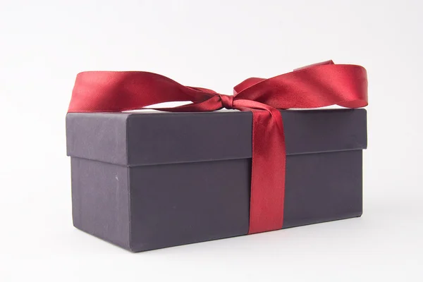 Geschenkbox mit roter Schleife und Schleife — Stockfoto