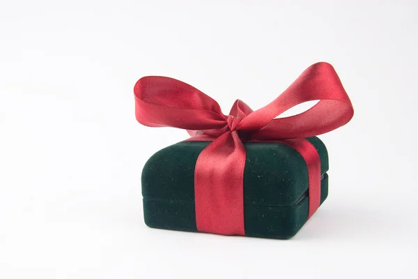 Caja de regalo con lazo rojo y cinta — Foto de Stock