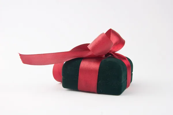 Подарочная коробка с красным бантом и лентой — стоковое фото