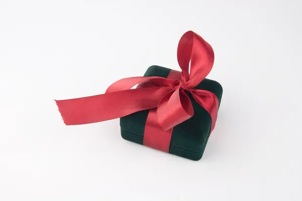 Caixa de presente com um arco vermelho e fita — Fotografia de Stock