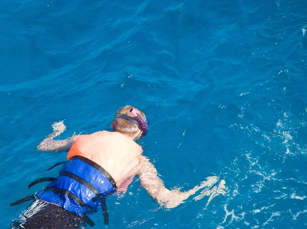 Junger Mann schwimmt im Meer — Stockfoto