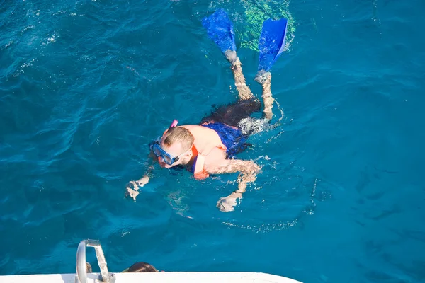 Fiatalember úszik a tengerben — Stock Fotó