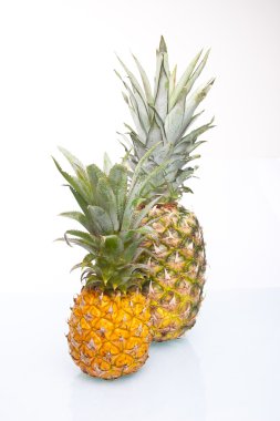 izole sulu taze ananas