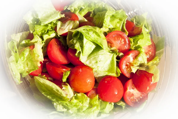 Salada com tomates alegres e folhas verdes — Fotografia de Stock