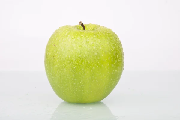 Свежие сочные яблоки — стоковое фото