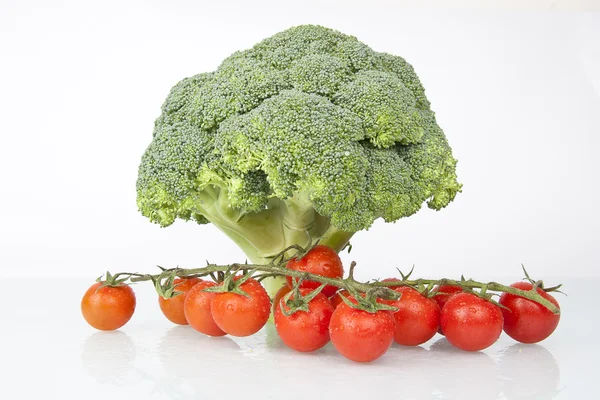 Fresh Raw Broccoli and Cherry Tomatoes — Stock Photo, Image