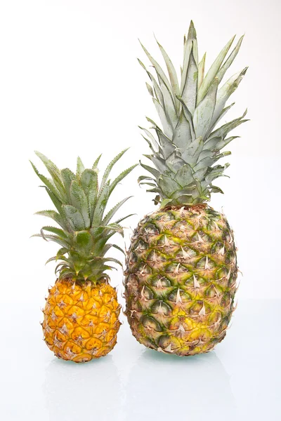 Soczyste ananasy na białym tle — Zdjęcie stockowe