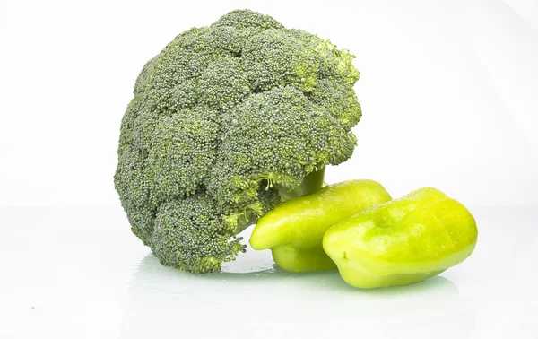 Brócolis cru fresco e pimenta verde — Fotografia de Stock