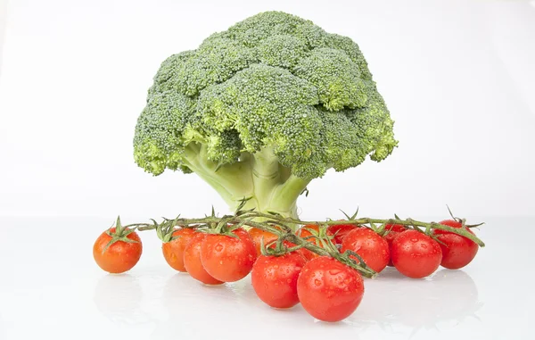 Frische rohe Brokkoli und Kirschtomaten — Stockfoto