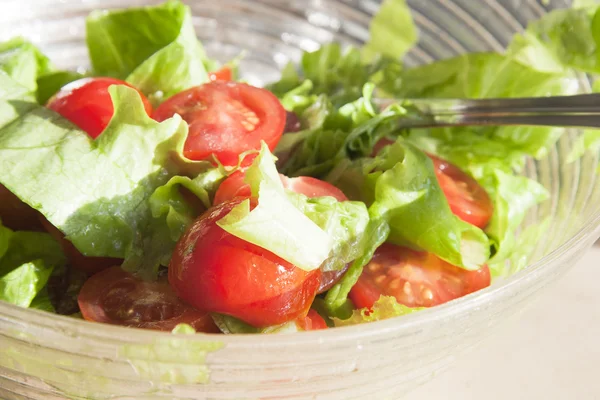 Салат з веселими помідорами та зеленим листям — стокове фото