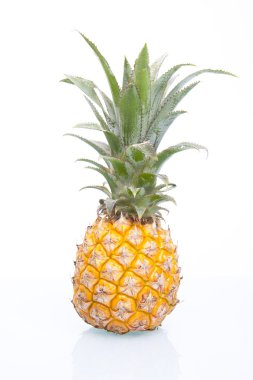 izole sulu taze ananas