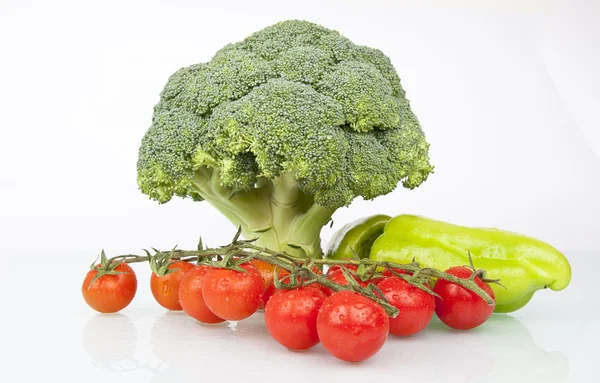 Frischer roher Brokkoli, fröhliche Tomaten — Stockfoto