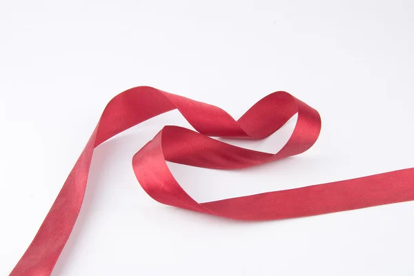 Czerwone wstążki na białe tło — Zdjęcie stockowe