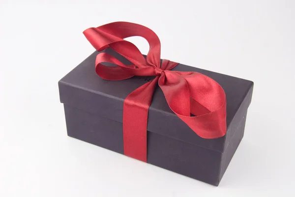 Caixa de presente com um arco vermelho e fita — Fotografia de Stock