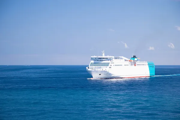 Ferry no mar Mediterrâneo — Fotografia de Stock