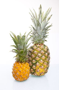 izole sulu taze ananas