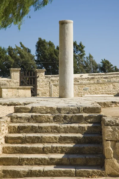 Ancient stairs and column, Chipre — Fotografia de Stock