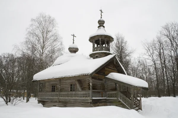 Древнедеревянный русский православный храм в Новгороде — стоковое фото